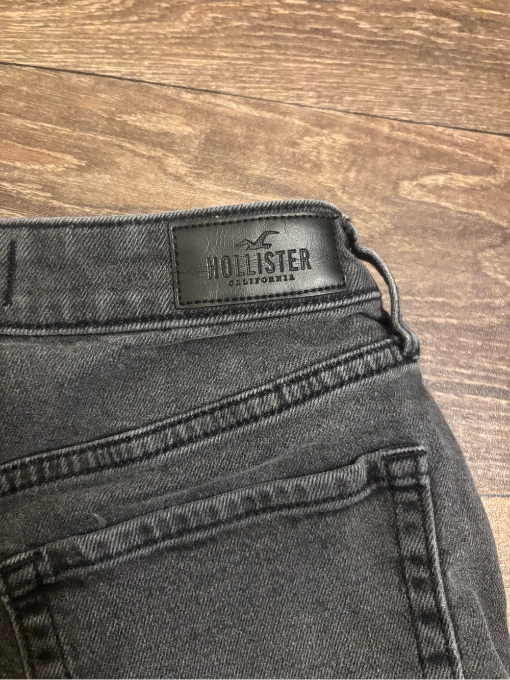 Hollister Ultra High-Rise Mom Shorts 3" Black Washed Denim Size 5 W27 Frayed - Picture 3 of 5
